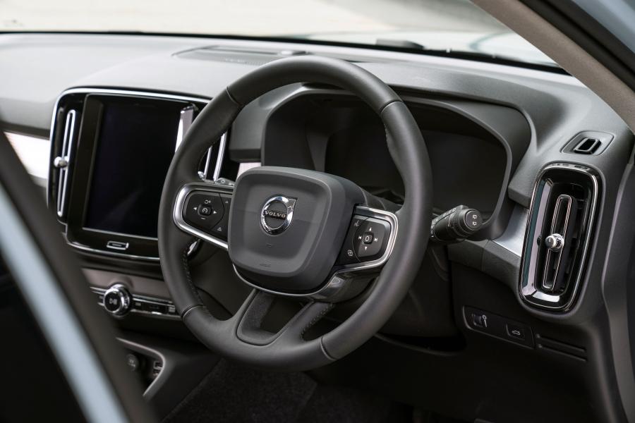 Панель приборов Volvo XC40 T3 Momentum 2018 года  (UK) (фото 28 из 40)